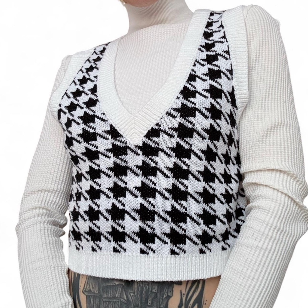 Garage Houndstooth Knit Cropped Vest — Black & White